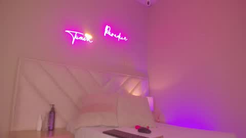 Snapshot of _wendy_x chatting on 10/21/25, 11:33 _wendy_x online show from 10/21/25, 11:33