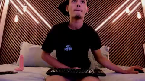  white fox  online show from 02/19/25, 07:39