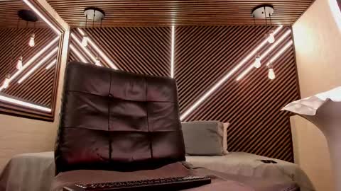  white fox  online show from 02/20/25, 08:28