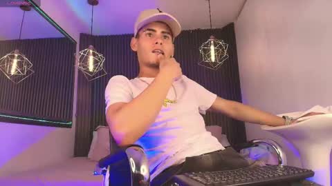  white fox  online show from 09/18/25, 09:39