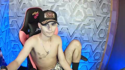  white fox  online show from 11/14/25, 05:33