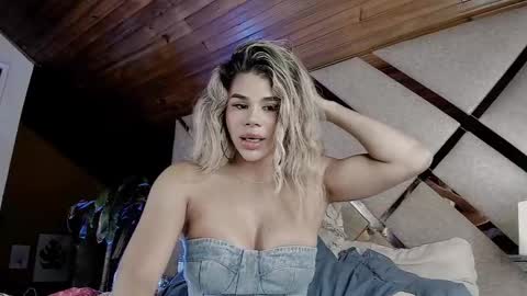 Snapshot of _xcherrycrushx_ chatting on 02/27/25, 03:58 Nadien online show from 02/27/25, 03:58