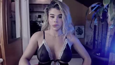 Snapshot of _xcherrycrushx_ chatting on 02/28/25, 01:58 Nadien online show from 02/28/25, 01:58