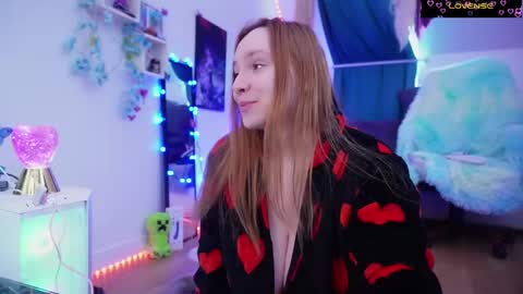 Snapshot of _yummy_girl_ chatting on 05/16/26, 12:26 Polly online show from 05/16/26, 12:26