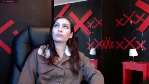 Snapshot of _yuyi chatting on 03/04/25, 11:19 Yuyi online show from 03/04/25, 11:19