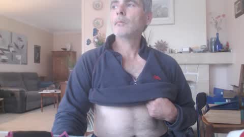 Snapshot of aalex1717 chatting on 11/06/25, 08:26 Aalex1717 online show from 11/06/25, 08:26