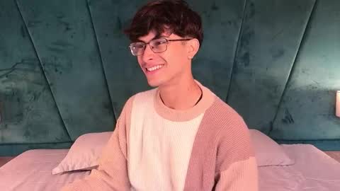 Snapshot of aaron_eze chatting on 04/14/26, 12:33 Aaron Ezequiel online show from 04/14/26, 12:33