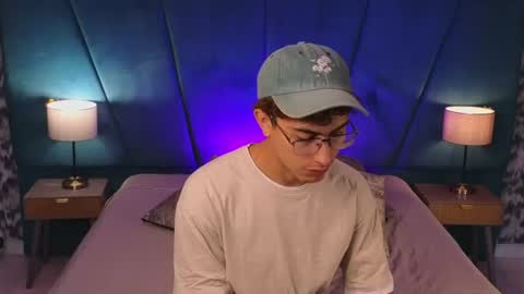 Snapshot of aaron_eze chatting on 07/19/26, 12:09 Aaron Ezequiel online show from 07/19/26, 12:09