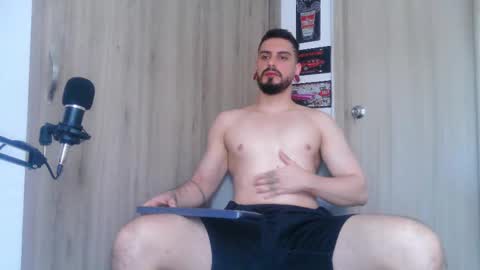 Aaron kwok online show from 10/30/25, 09:26