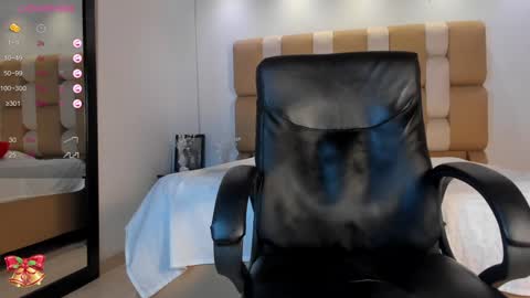 Snapshot of aaron_whitee chatting on 12/11/24, 12:44 Aaron online show from 12/11/24, 12:44