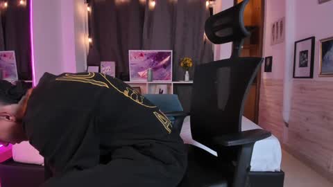 Snapshot of aaron_whitee chatting on 12/14/24, 01:28 Aaron online show from 12/14/24, 01:28