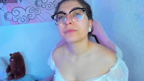 Snapshot of abbie_senjen chatting on 05/01/26, 01:32 April online show from 05/01/26, 01:32