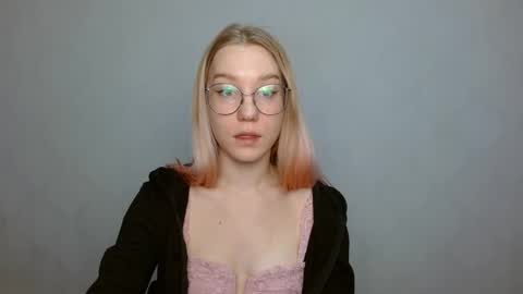 Snapshot of abbymoore__ chatting on 01/04/25, 12:27 Abby Lovense is active online show from 01/04/25, 12:27