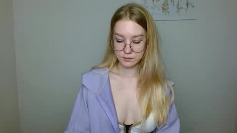 Snapshot of abbymoore__ chatting on 11/03/25, 10:05 Abby Lovense is active online show from 11/03/25, 10:05