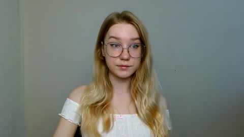 Snapshot of abbymoore__ chatting on 11/19/25, 08:14 Abby Lovense is active online show from 11/19/25, 08:14