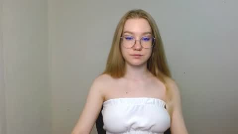 Snapshot of abbymoore__ chatting on 07/04/26, 09:04 Abby Lovense is active online show from 07/04/26, 09:04