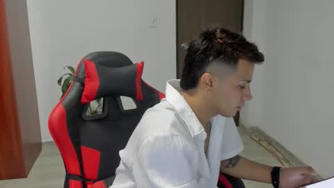 Independence model AbelAsburgo online show from 01/10/26, 01:51