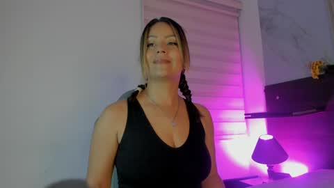 abella_as_ online show from 04/14/26, 04:51