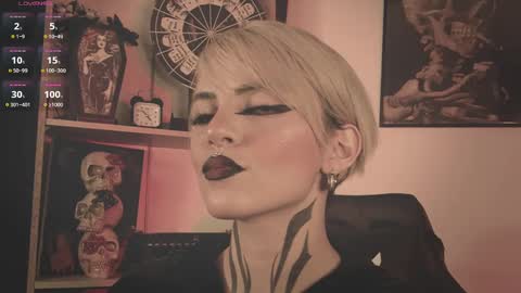 Snapshot of abril__colen chatting on 12/19/24, 10:42 April online show from 12/19/24, 10:42