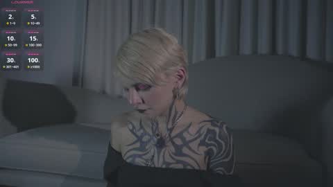 Snapshot of abril__colen chatting on 10/23/25, 02:44 April online show from 10/23/25, 02:44