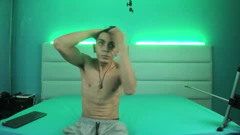 Snapshot of abrilandjulian chatting on 02/19/26, 12:23 Abril and Julian online show from 02/19/26, 12:23