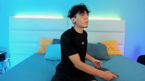 Snapshot of abrilandjulian chatting on 02/28/26, 11:33 Abril and Julian online show from 02/28/26, 11:33