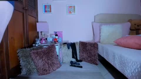 Snapshot of abrilrussell_ chatting on 11/17/25, 01:22 Abril online show from 11/17/25, 01:22