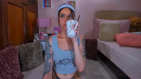 Snapshot of abrilrussell_ chatting on 03/04/26, 04:51 Abril online show from 03/04/26, 04:51