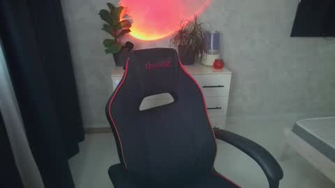 Snapshot of abslut chatting on 10/04/25, 12:47 Nick online show from 10/04/25, 12:47