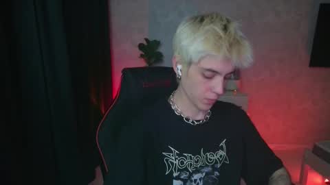 Snapshot of abslut chatting on 10/05/25, 04:16 Nick online show from 10/05/25, 04:16