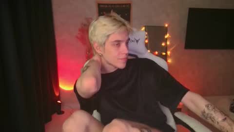 Snapshot of abslut chatting on 10/26/25, 04:02 Nick online show from 10/26/25, 04:02