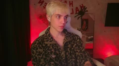 Snapshot of abslut chatting on 10/28/25, 03:47 Nick online show from 10/28/25, 03:47