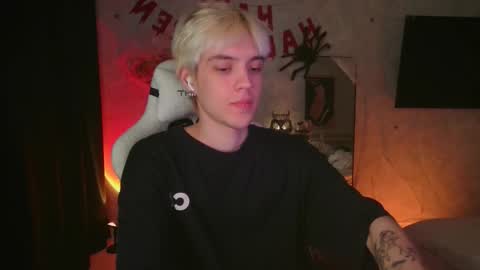 Snapshot of abslut chatting on 10/29/25, 04:09 Nick online show from 10/29/25, 04:09