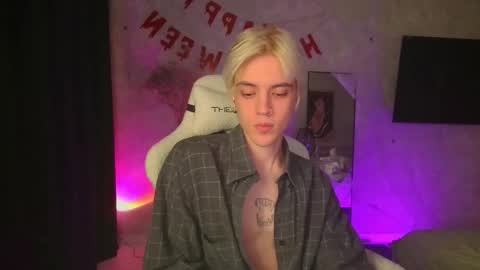 Snapshot of abslut chatting on 11/08/25, 04:51 Nick online show from 11/08/25, 04:51