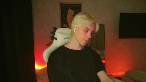 Snapshot of abslut chatting on 11/10/25, 01:32 Nick online show from 11/10/25, 01:32