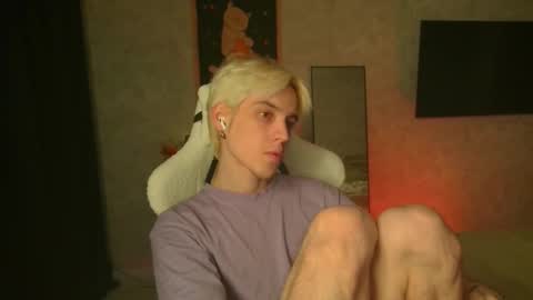 Snapshot of abslut chatting on 11/15/25, 02:57 Nick online show from 11/15/25, 02:57