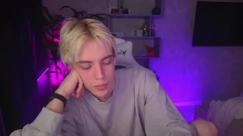 Snapshot of abslut chatting on 11/19/25, 03:12 Nick online show from 11/19/25, 03:12