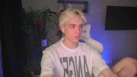 Snapshot of abslut chatting on 12/04/25, 03:43 Nick online show from 12/04/25, 03:43