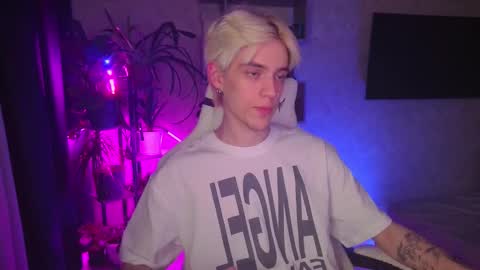 Snapshot of abslut chatting on 12/05/25, 01:52 Nick online show from 12/05/25, 01:52