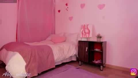 Snapshot of aby_whitee chatting on 09/14/25, 12:15 Aby online show from 09/14/25, 12:15