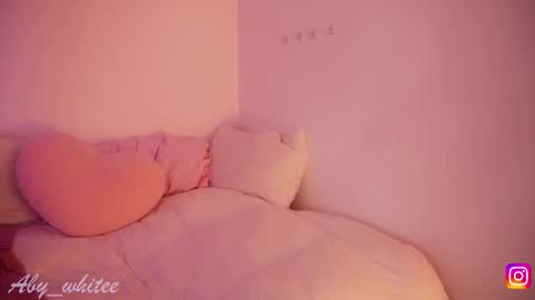 Snapshot of aby_whitee chatting on 11/17/25, 04:18 Aby online show from 11/17/25, 04:18