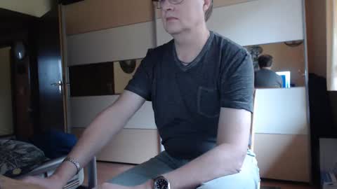 Snapshot of ach471 chatting on 12/15/24, 09:03 ach471 online show from 12/15/24, 09:03