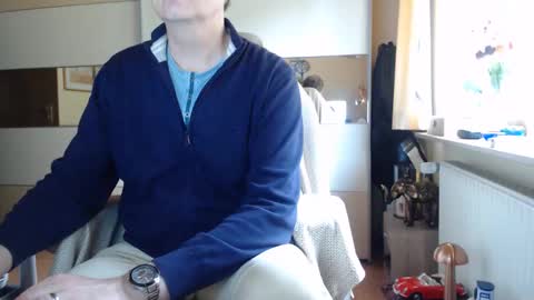 Snapshot of ach471 chatting on 10/15/25, 10:15 ach471 online show from 10/15/25, 10:15