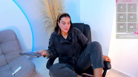 Snapshot of ada_monroe10 chatting on 09/19/25, 01:45 online show from 09/19/25, 01:45