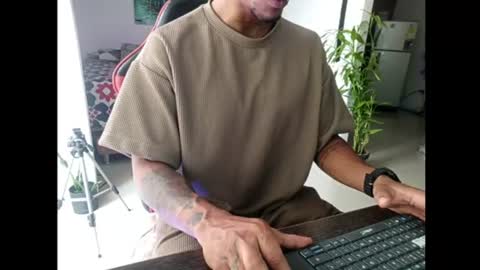 Snapshot of adam_valencia chatting on 06/25/26, 03:49 Adam Valencia online show from 06/25/26, 03:49