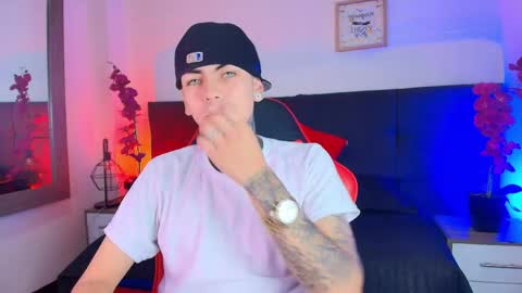 AdamsWalkerr  online show from 04/08/26, 12:49