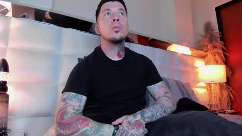 Snapshot of adamtatts chatting on 11/25/25, 04:01 Adam online show from 11/25/25, 04:01