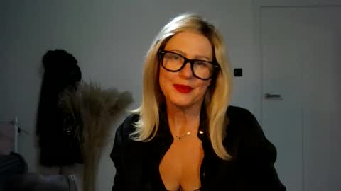 Snapshot of adelemilf40 chatting on 10/23/25, 06:28 adelemilf40 online show from 10/23/25, 06:28