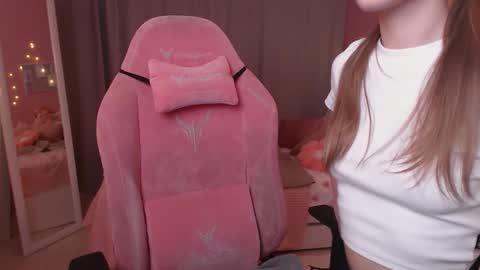 Snapshot of adria_arjona chatting on 01/14/26, 07:36 Eva online show from 01/14/26, 07:36