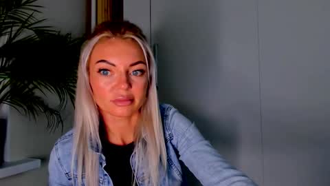 Adriana online show from 09/15/25, 08:42